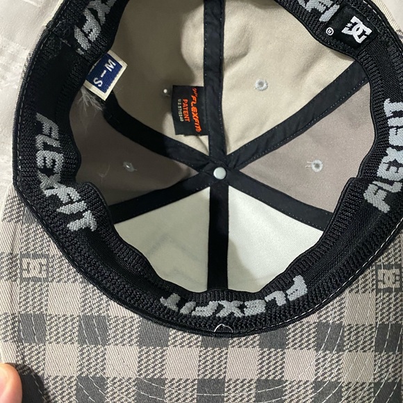 DC Flex-Fit cap - Picture 4 of 4